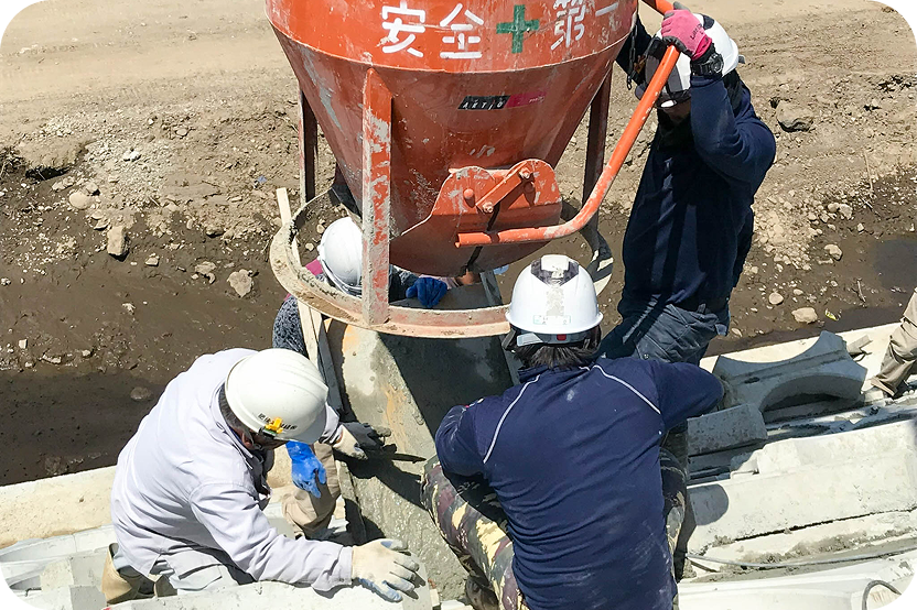 作業員によるコンクリート打設作業の様子