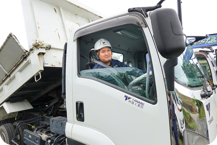 ダンプトラックを運転する作業員